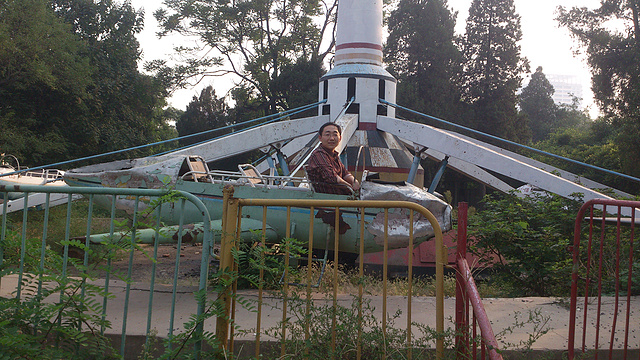 丛台公园里的小飞机