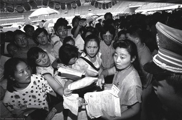 1998年，深圳体育馆举行全市下岗工人再就业招聘会